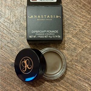 Anastasia Beverly Hills || Dipbrow Pomade in Dark Brown